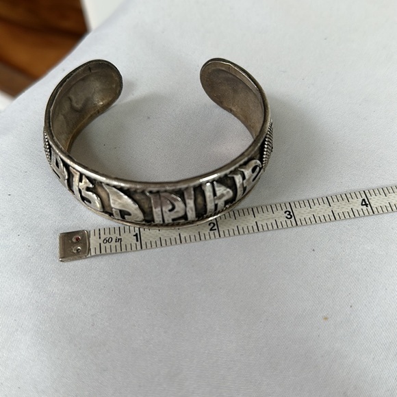 Vintage Silvertone Om Mani Padme Hum cuff bracelet - Picture 8 of 11